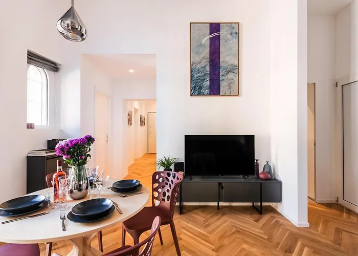 The Rent - Colored Three-room In The Barberini Area Appartamento *