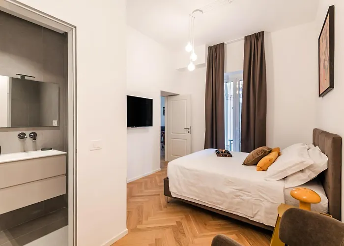 The Rent - Colored Three-room In The Barberini Area Roma